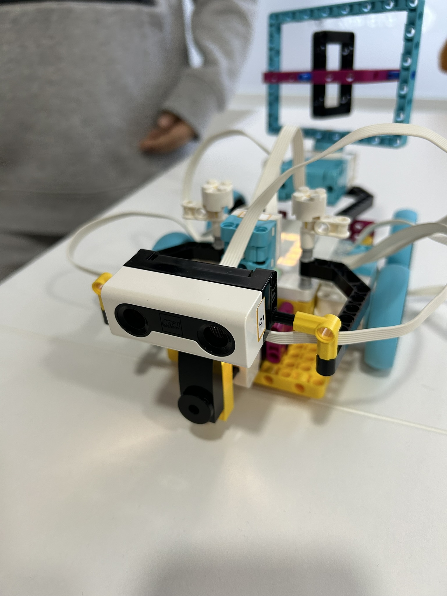 Programación robot niños LEGO en Robodemia