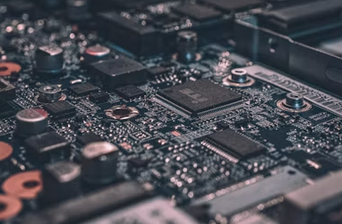 Edge AI y TinyML: Ejecutando modelos de IA en microcontroladores sin conexión a Internet