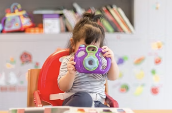 Prohibición de móviles en aulas y Ley KIDS europea: Cómo iniciar en tecnología sin pantallas a niños de 3 a 6 años
