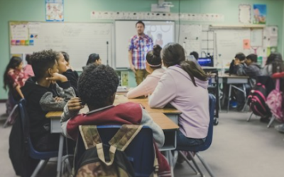 La IA en la evaluación escolar como sistema de alto riesgo: Enseñar a los adolescentes a usar asistentes de forma ética